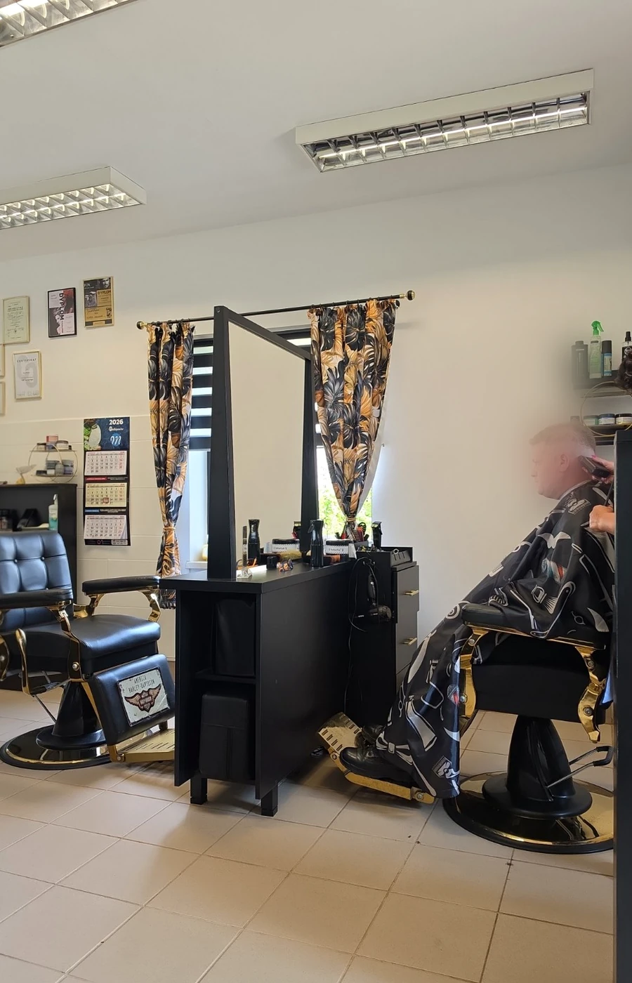 Profesjonalne stanowiska fryzjerskie w salonie Męskie Cięcie