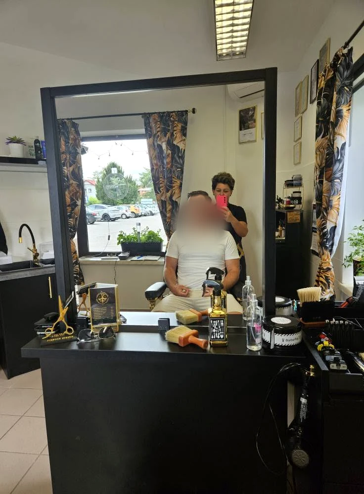 Stanowisko fryzjerskie i atmosfera salonu Męskie Cięcie