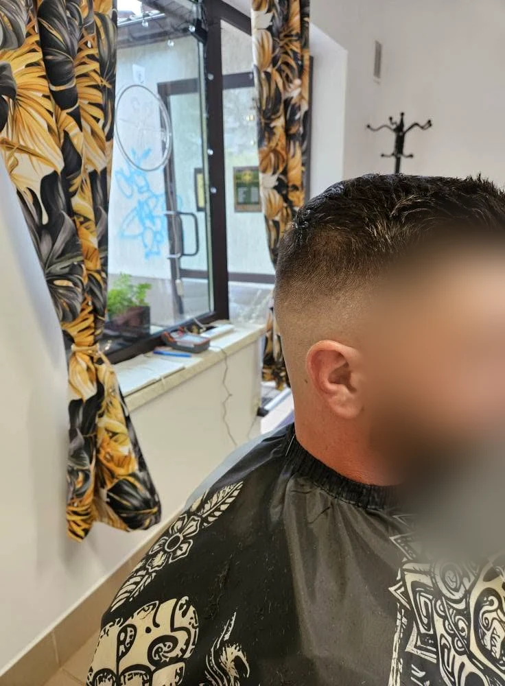 Męskie strzyżenie z brodą i płynnym przejściem
