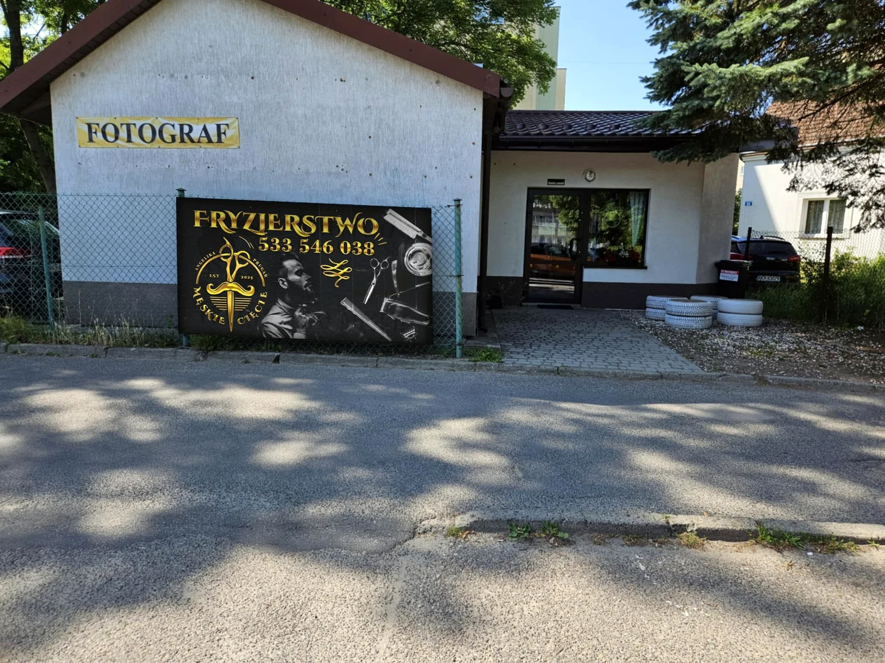 Wejście do salonu Męskie Cięcie w Krośnie
